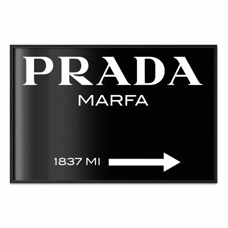 Prada w czerni - białe napis firmy modowej po angielsku na czarnym tle