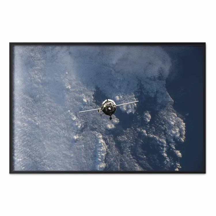 Błękitna planeta - kosmiczna satelita nad ziemią na tle nieba i chmur