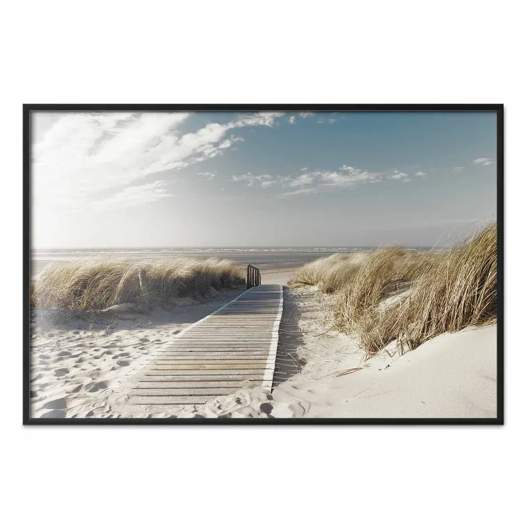 Opuszczona plaża - drewniana ścieżka na plaży na tle morza i nieba
