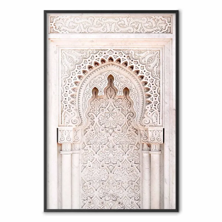 Ażurowy blask - beżowa architektura kolumny zdobionej ornamentami