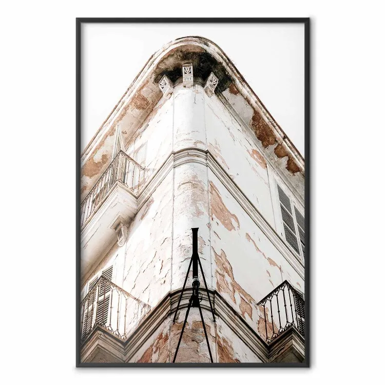 Południowy narożnik - architektura budynku z poniszczoną jasną ścianą