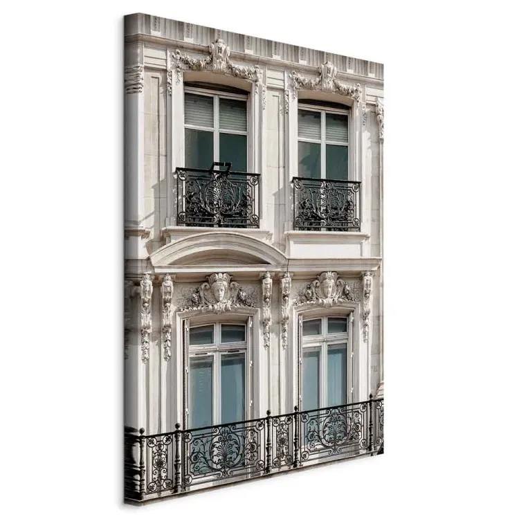 Okna w kamienicy - fotografia architektury francuskiej stolicy