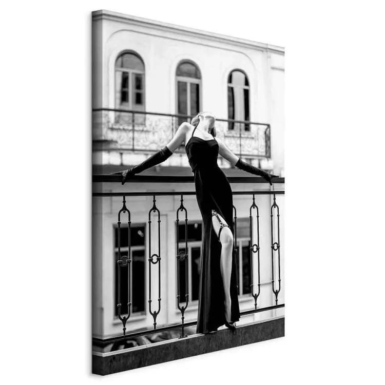Tańcząca kobieta - czarno-biała fotografia z postacią na balkonie