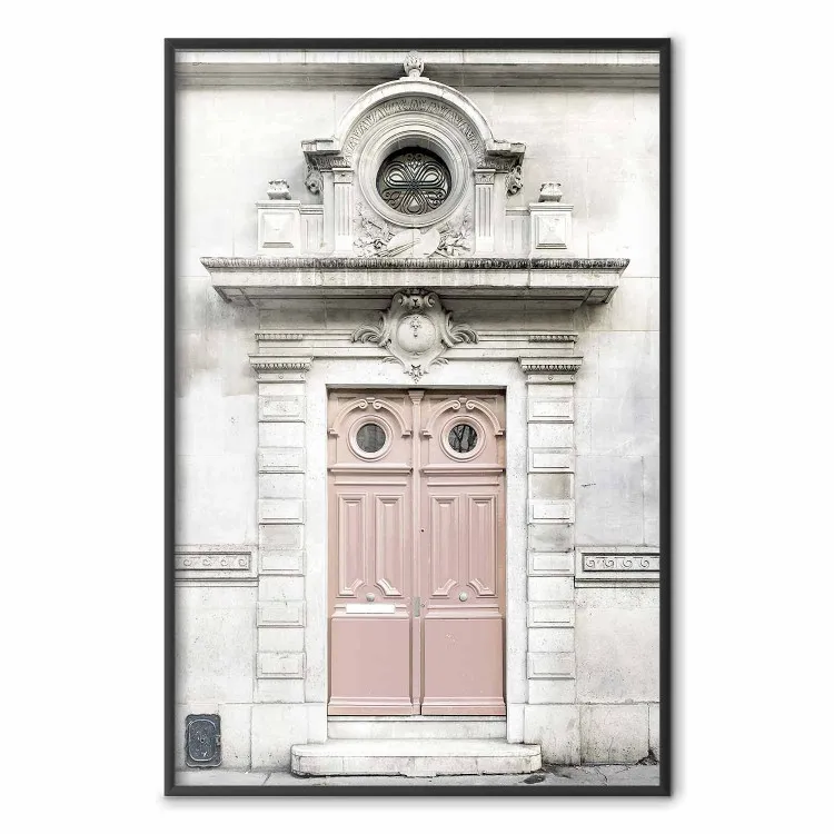 Drzwi do piękna - architektura budynku z wzorzystą futryną do drzwi