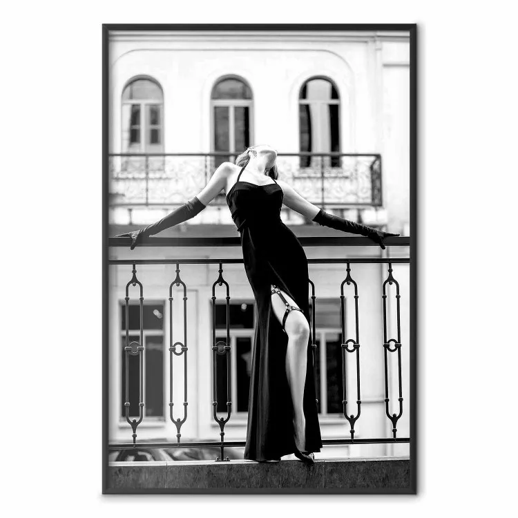 Taneczny Paryż - czarno-biała fotografia kobiety na tle architektury