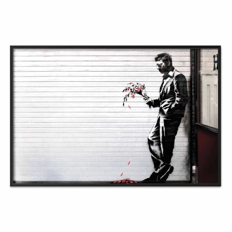 Zakochany - mężczyzna z kwiatami na tle białej bramy w motywie Banksy