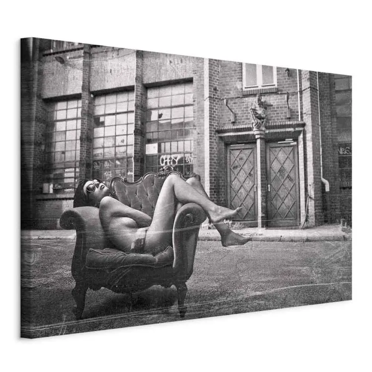 Kobieta na fotelu - czarno-biała fotografia w stylu glamour
