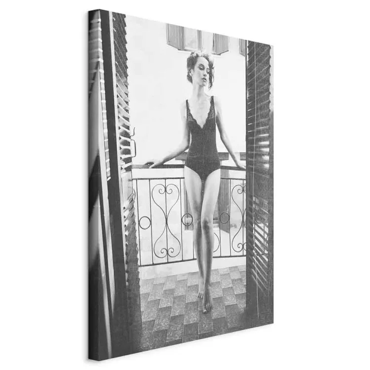 Kobieta na balkonie - czarno-biała fotografia w stylu glamour