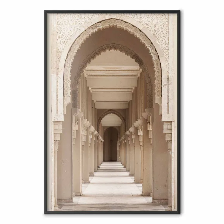 Orientalne łuki - jasna architektura korytarza pośród kolumn w Marocco