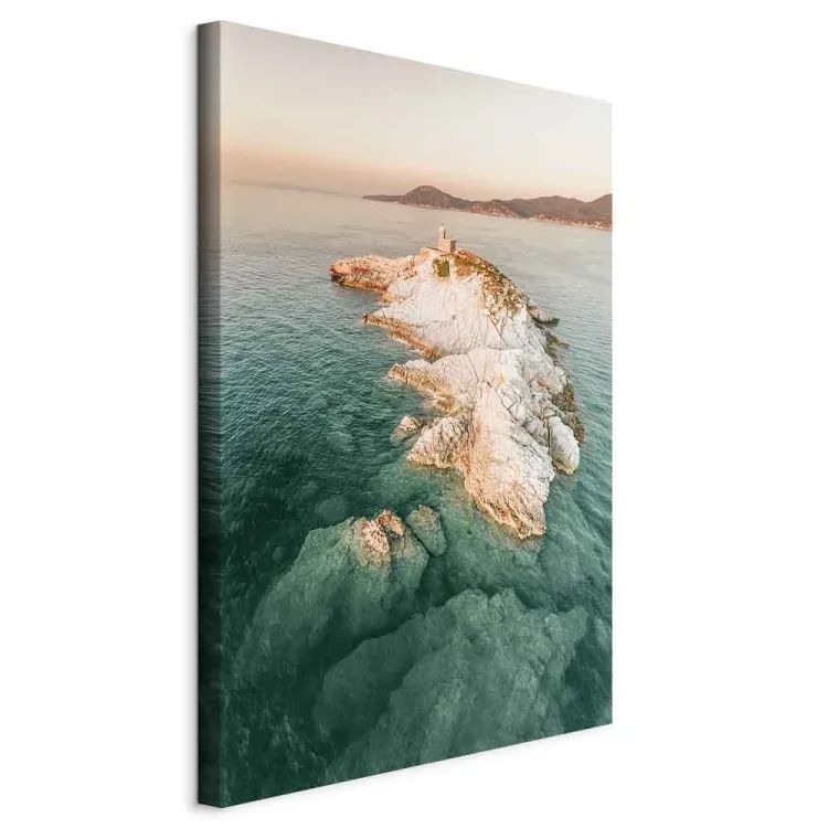 Wyspa Scoglietto - fotografia z lotu ptaka na latarnię morską i skały