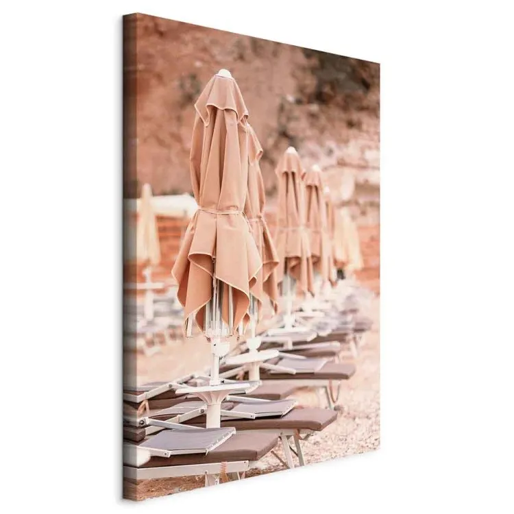 Nadmorski kurort - włoski pejzaż z kamienistą plażą i parasolami