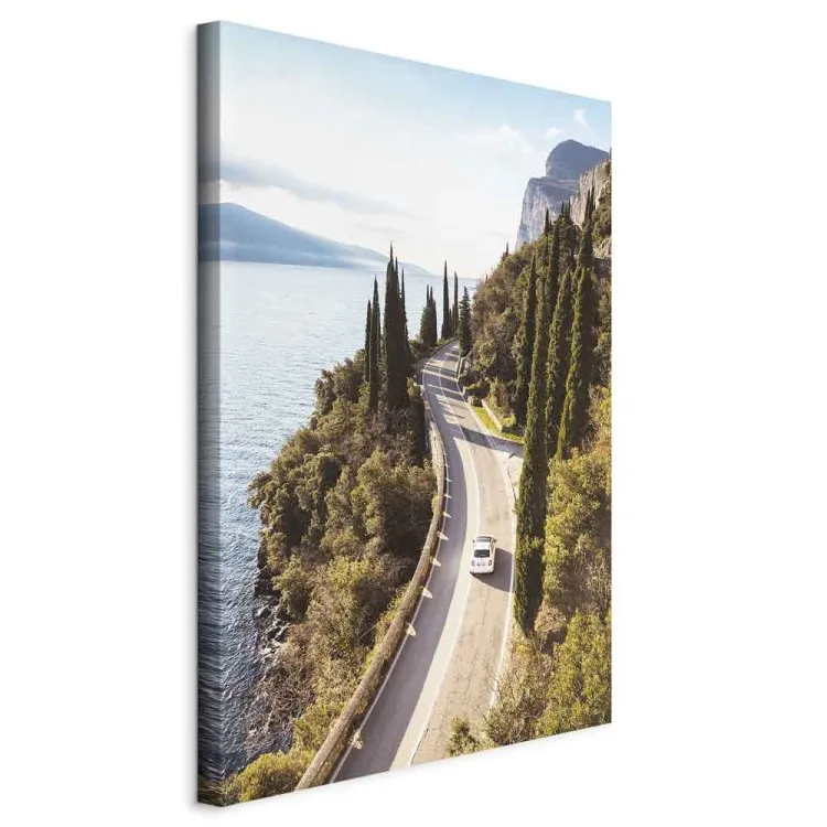 Widok na jezioro Garda - letni pejzaż z krętą, górską drogą i jeziorem