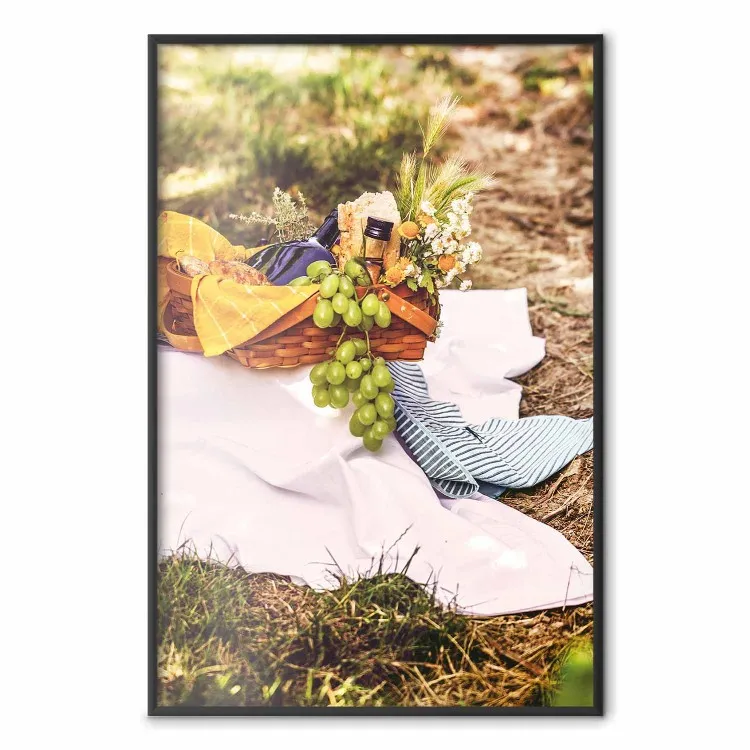 Piknik - kompozycja w zielone owoce w wiklinowym koszu na tle natury