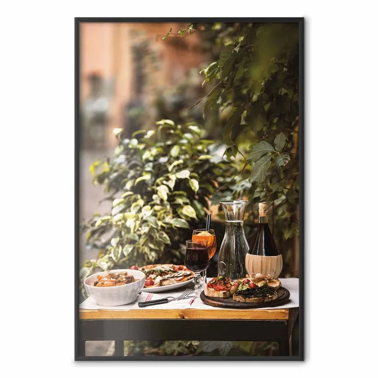 Sjesta - kompozycja w wino i włoskie jedzenie na tle zielonych roślin