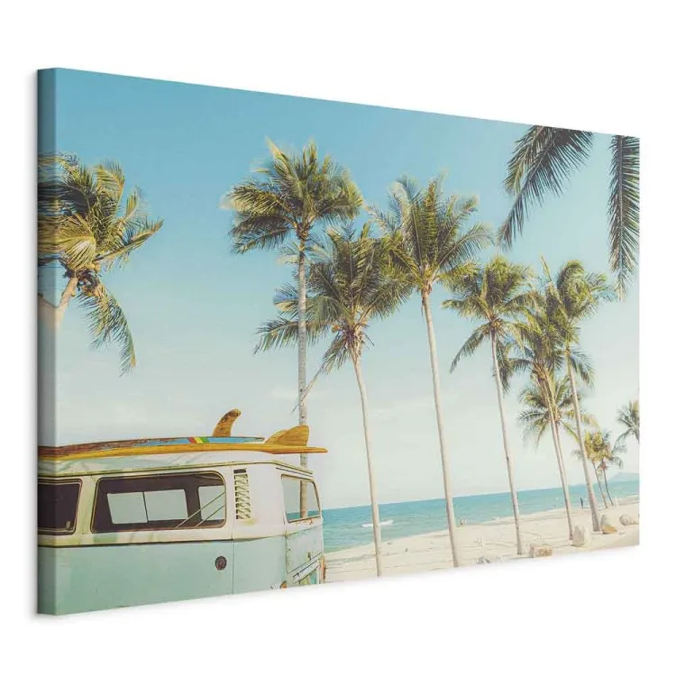 Kemping surfingowy - van z deskami na tropikalnej plaży