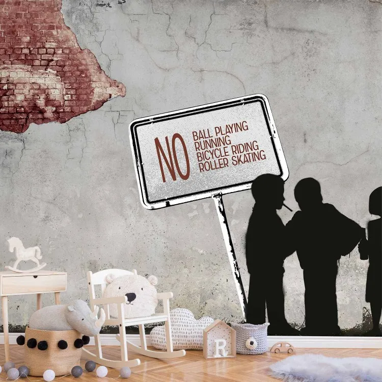 No ball playing... - street art w stylu Banksy z napisami na betonie